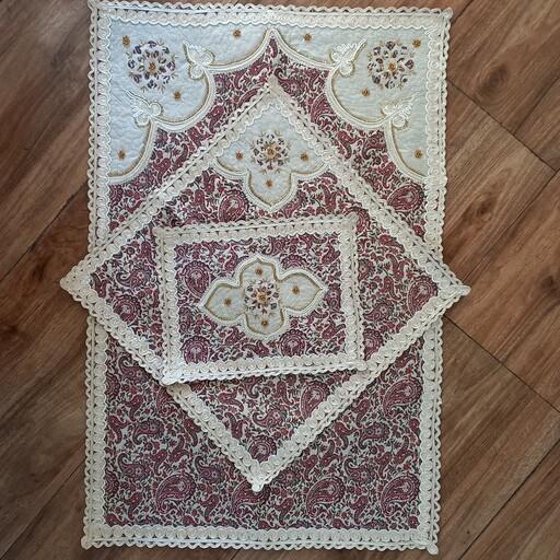 سجاده و جانماز سه تکه طرح  آل شیخ،جنس ترمه رضوی ،رنگ کالباسی ،گلدوزی و منجوق دوزی کار دست  و بسیار ظریف و زیبا